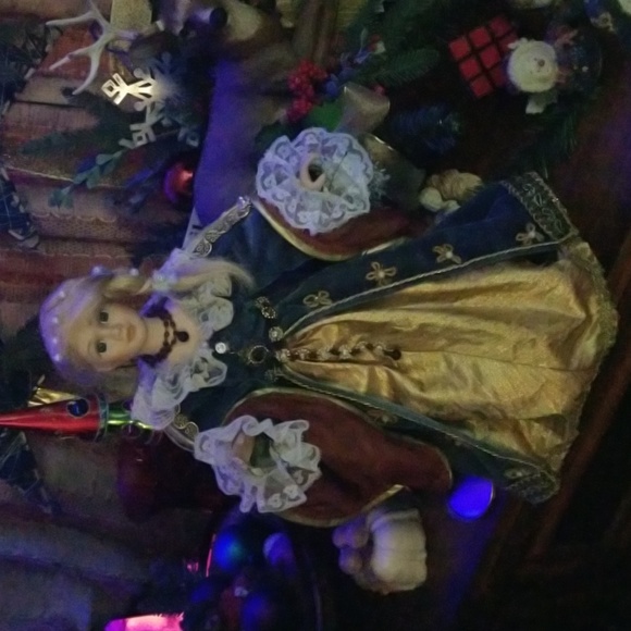 Porcelain doll has the face of an angel dressed in a blue velvet dress - Picture 8 of 10